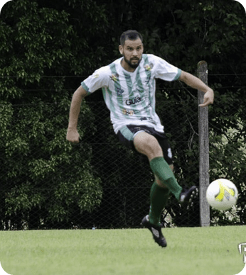 Foto do Renan jogando futebol